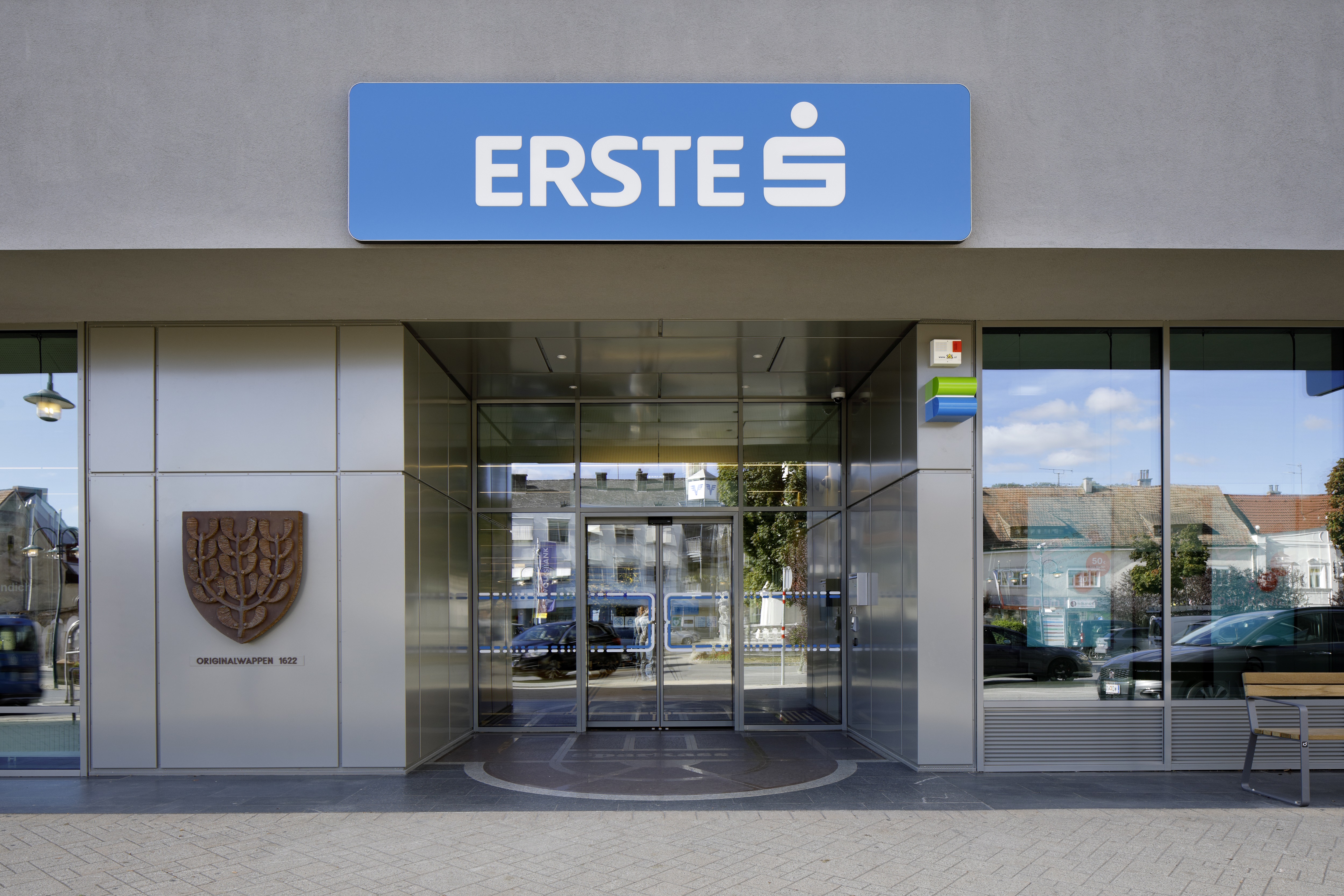 Gebäude mit Erste Bank Filiale Mistelbach